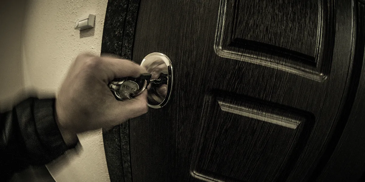 Угрожают приехать домой или отобрать квартиру