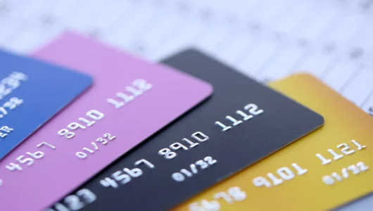 Поиск и списание денег за долги: видят ли приставы дебетовую или виртуальную карту