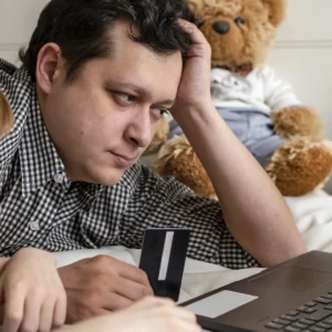 Блокируют ли приставы детские карты?