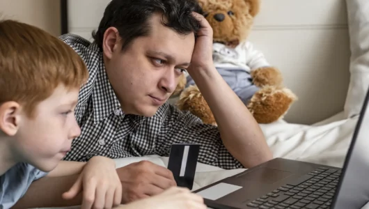 Блокируют ли приставы детские карты?