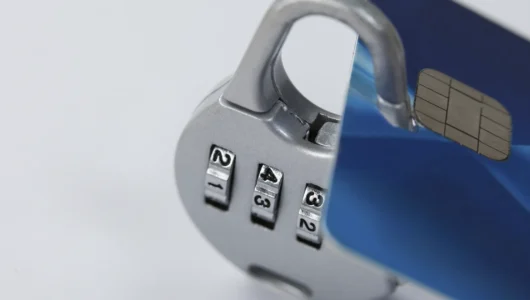 Видят ли приставы карту ПСБ: арестовывают ли счёт и как защитить выплаты