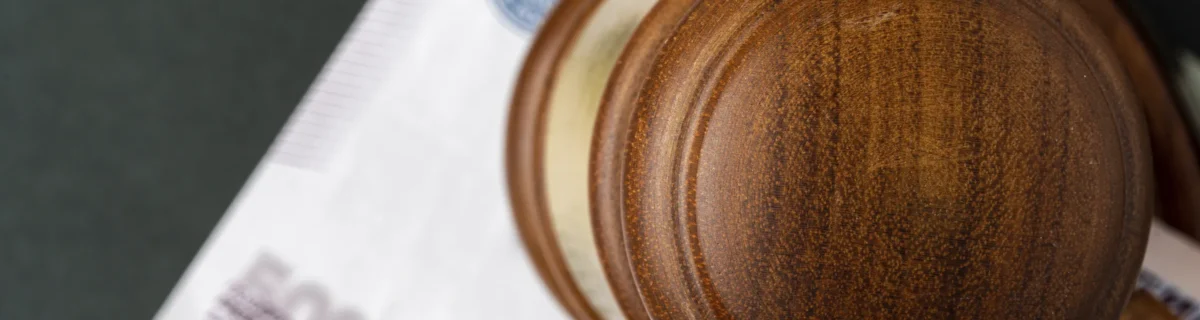 Сколько денег из зарплаты могут списывать приставы в 2026 году