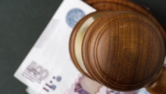 Сколько денег из зарплаты могут списывать приставы в 2026 году